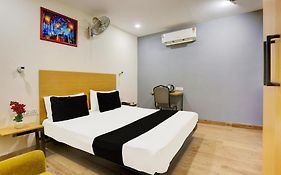 Hotel O Near Anand Vihar Metro Station